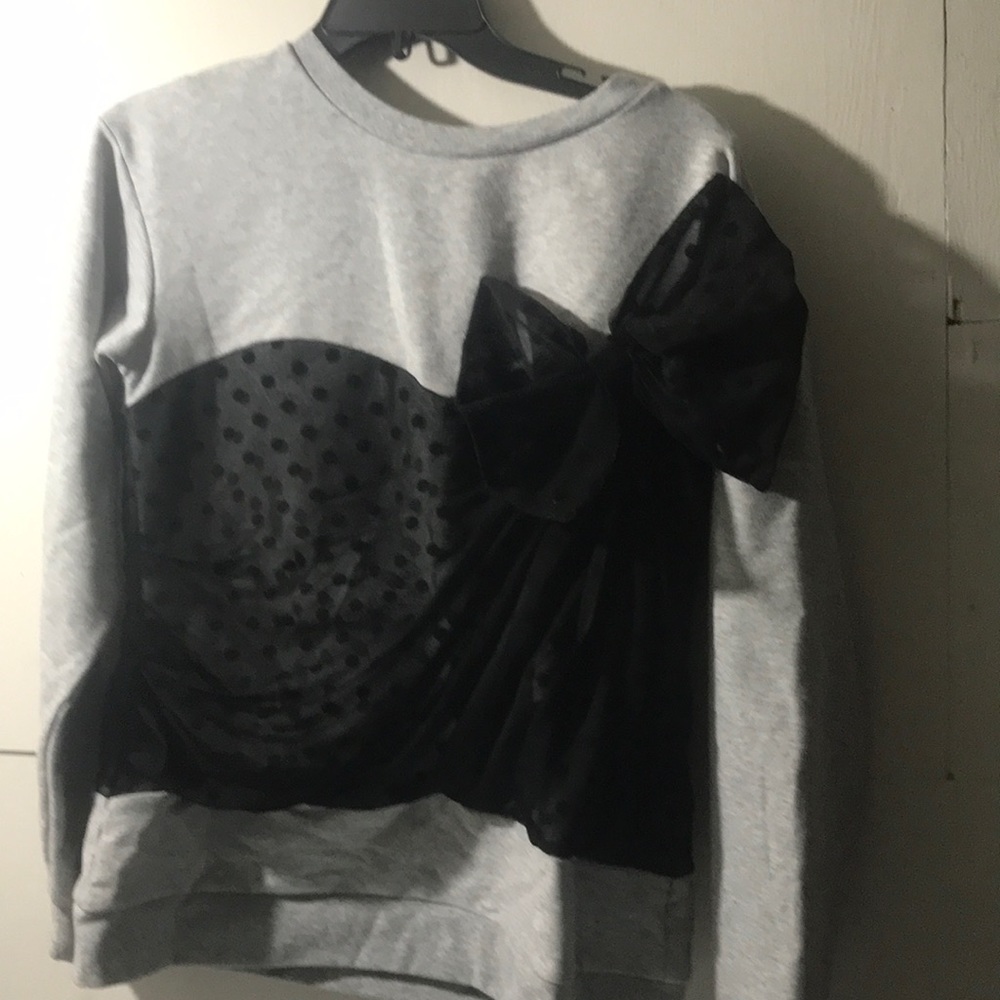 Chelsea 28 bow sweatshirt.